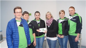 Die Sonndorfer Jugend der Schützenkameradschaft überreichte Eva Eder eine Spende von 100 Euro: Jannik Königseder, Sebastian Krieger, Alina Rauschmeier, Eva Eder (Caritas FRG), Josefa Schwarz und Marti Die Sonndorfer Jugend der Schützenkameradschaft überreichte Eva Eder eine Spende von 100 Euro: Jannik Königseder, Sebastian Krieger, Alina Rauschmeier, Eva Eder (Caritas FRG), Josefa Schwarz und Marti