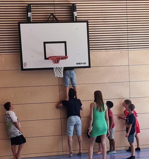 Beim Basketball-Match hat sich der Ball kurzerhand hinter dem Korb versteckt. Foto: (c) Grimsmann | Caritas FRG.