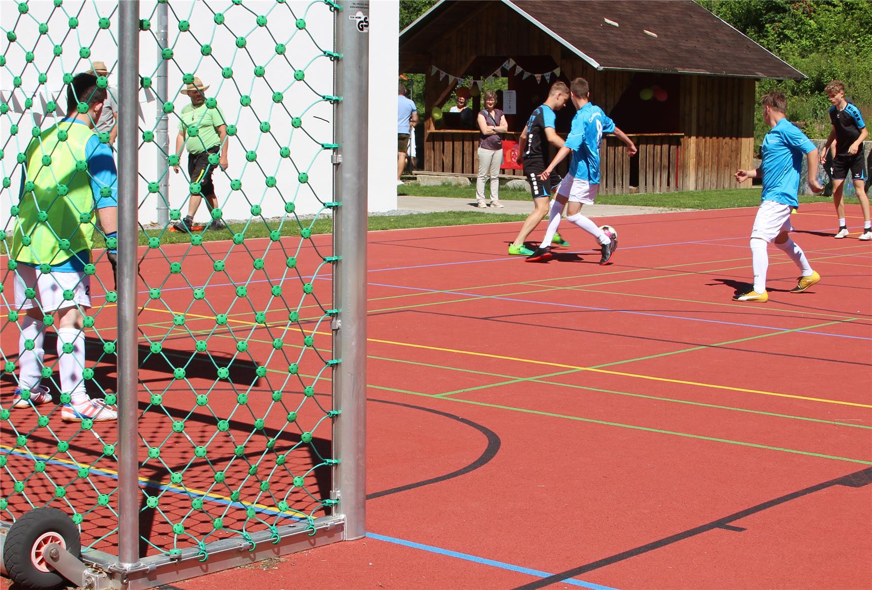 Das Gymnasium Freyung lieferte sich mit der Mannschaft der Caritasschule St. Elisabeth ein spannendes Fußballmatch. Foto: (c) Pauli | Caritas FRG.