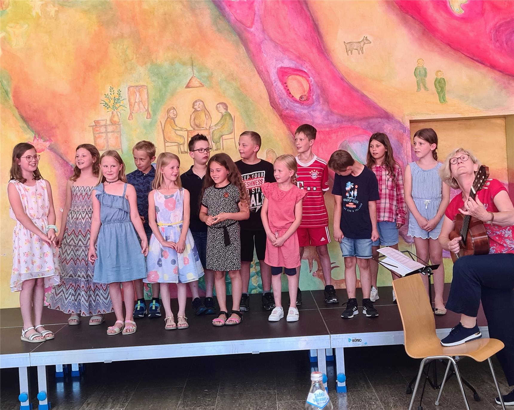 Der Kinderchor von der Partnerschule "Am Haidel": Man sieht´s, dass es den jungen Sängern große Freude gemacht hat am Unterhaltungsprogramm mitzuwirken. Foto: (c) Grimsmann | Caritas FRG.