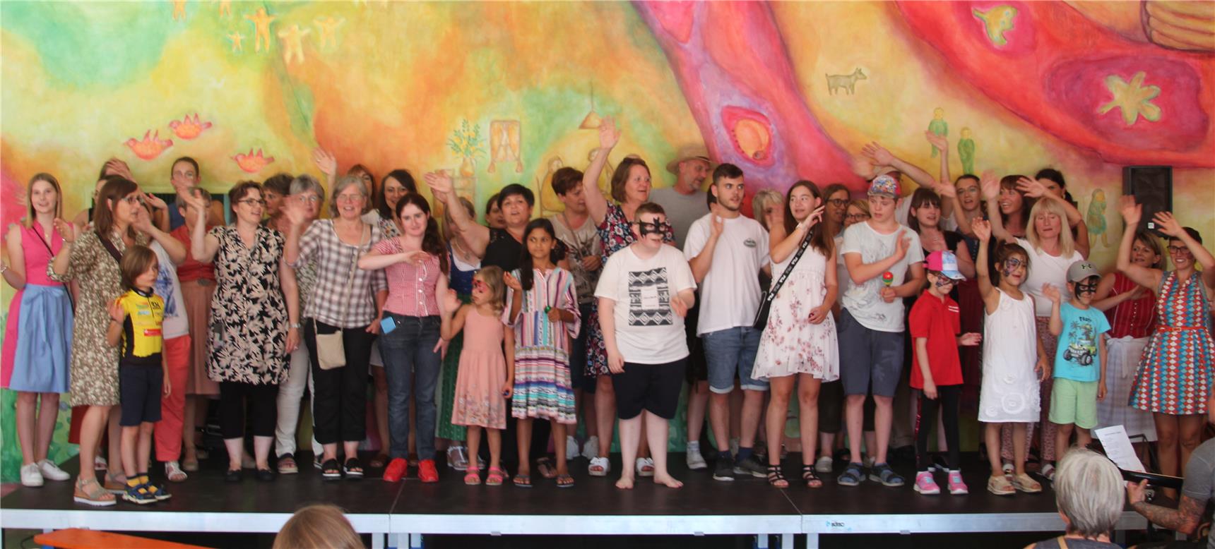 die Schulfamilie verabschiedete sich von der Bühne aus von den vielen Sommerfest 2022 - Gästen. Foto; (c) Pauli | Caritas FRG.