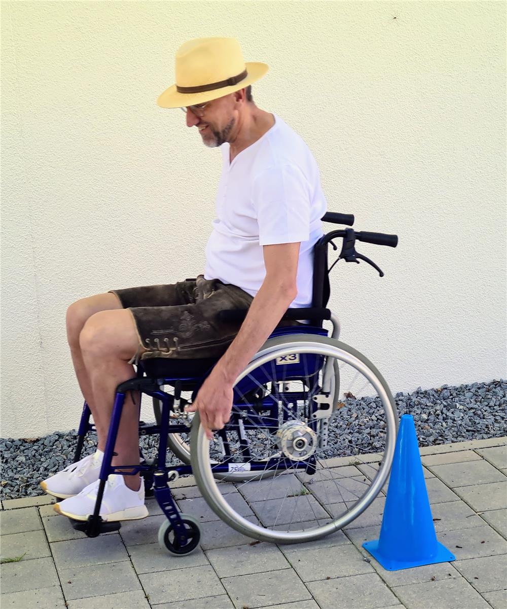 Ganz schön "tricky"! Aufsichtsratsvorsitzender Dr. Peter Robl übte sich auf dem Rolli-Parcours. Foto: (c) Grimsmann | Caritas FRG.