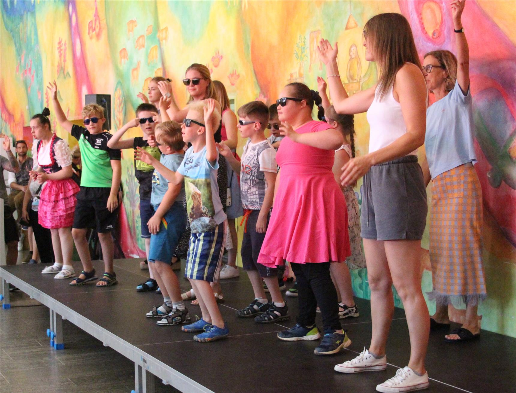 Wo es Musik gibt wird auch getanzt: Die Tanzgruppe der Caritasschule St. Elisabeth. Cool! :) Foto: (c) Pauli | Caritas FRG.