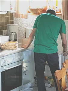Echte Herausforderung! 3 Mahlzeiten müssen zubereitet werden: Da darf nichts fehlen. Einer checkt das Rezept, der andere WG-Kollege kontrolliert den Vorrat. Echte Herausforderung! 3 Mahlzeiten müssen zubereitet werden: Da darf nichts fehlen. Einer checkt das Rezept, der andere WG-Kollege kontrolliert den Vorrat.