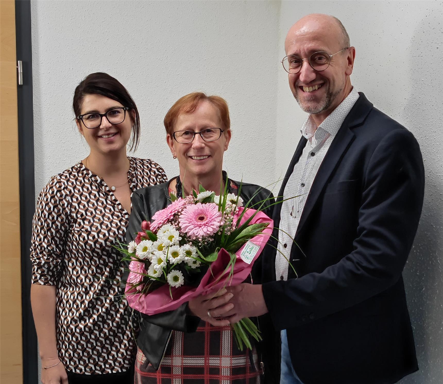 Alexandra Aulinger-Lorenz (Hauptberuflicher Vorstand) und Dr. Peter Robl (Aufsichtsratsvorsitzender) bedankten sich bei Margarethe Aigner (Mitte) für ihre wertvolle Arbeit im Rahmen der „Gemeindecaritas“. Foto: (c) Privat | Caritas FRG.