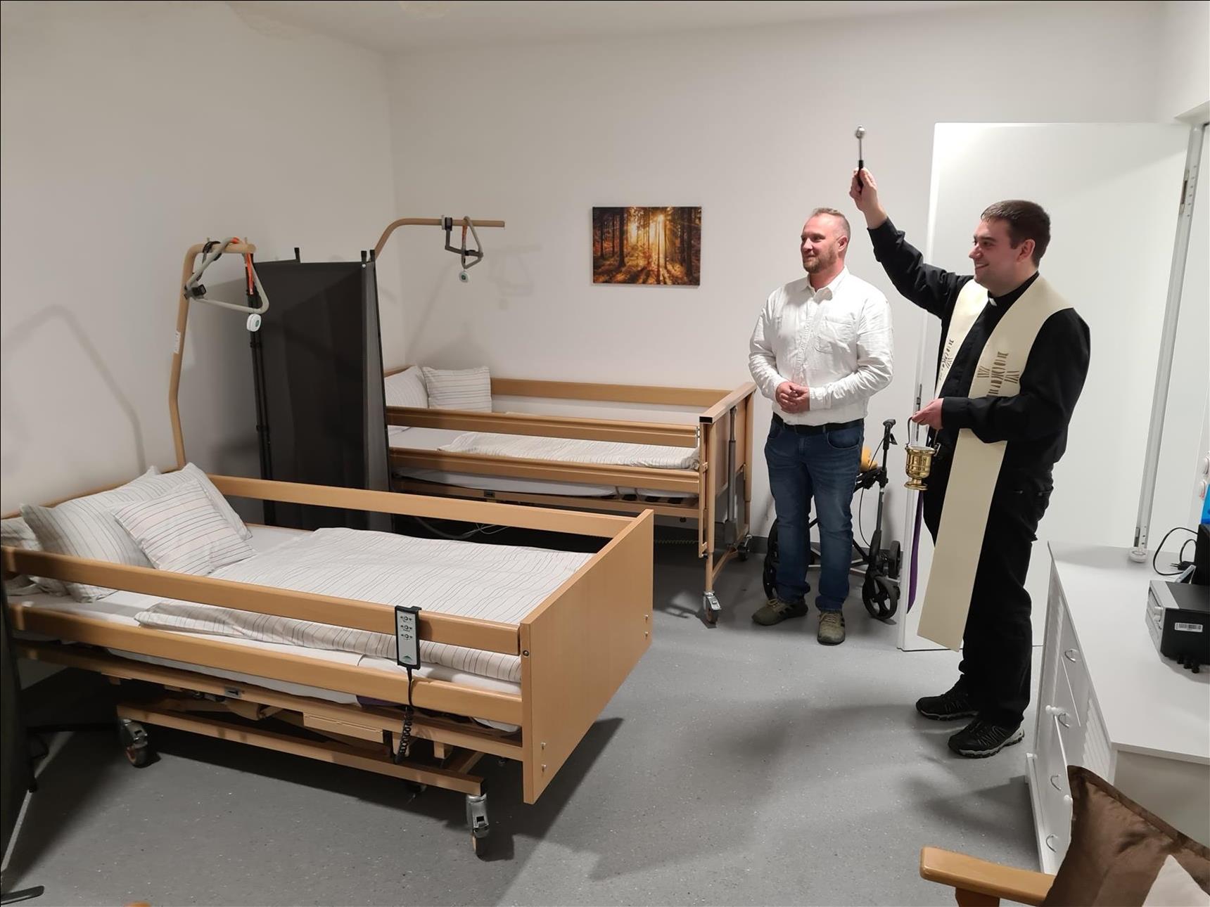 Kaplan Michael Osterholzer segnet die neuen Räume (hier den Ruheraum)  der Caritas Tagespflege in Waldkirchen. Foto: (c) Grimsmann | Caritas FRG.