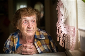 Seniorin blickt verloren aus dem Fenster. (c) fotolia.com| Marco2811 Seniorin blickt verloren aus dem Fenster. (c) fotolia.com| Marco2811