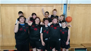 Die Nachwuchsmannschaft im Basketball an der Caritasschule St. Elisabeth präsentiert sich in den neuen Trikots. Die Nachwuchsmannschaft im Basketball an der Caritasschule St. Elisabeth präsentiert sich in den neuen Trikots.