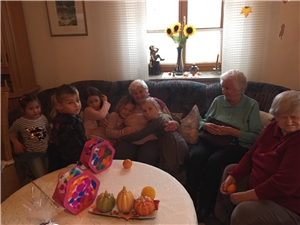 Begeisterung im Generationen Mix. Die Schmidinger Kindergartenkinder brachten Lichter in die Caritas SENTA: Die Senioren hat es sichtlich gefreut!