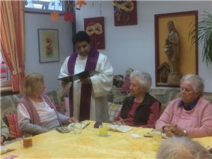Foto_Kraft tanken für den Rest des Weges: Pfarrvikar P. Bobby Joseph feierte mit den Gästen der Caritas Senioren Tagesbetreuung (SENTA) in Grafenau das Sakrament der Krankensalbung.