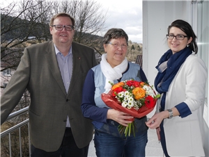In kleiner Runde bedankte sich die Geschäftsführung bei Maria Eder für 4 Dekaden hauptberufliches Caritasengagement. (V.li.) Josef Bauer (Geschäftsführer), Maria Eder, Alexandra Aulinger-Lorenz (st