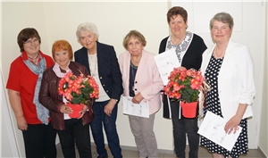 Vorsitzende Maria Kapsner (ARGE Senioren FRG, 3.v.li.) ehrte für ihr Engagement in der Region die langjährigen Seniorenclubleiterinnen.
