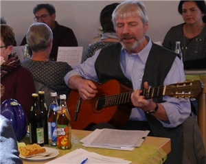 Walter Sendner begleitete die Jahreshauptversammlung auf der Gitarre musikalisch