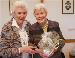 Zum 80igsten wurde der ehemaligen Stellvertreterin der Arbeitsgemeinschaft 'Senioren FRG' gratuliert: Maria Kapsner (li.) und Lilli Wohofsky (2004-2012 stellvertr. Vorsitzende)