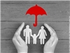 2 Hände umschließen ein Familie (Illustration: Scherenschnitt). Aufgeklappter roter Regenschirm überspannt die Szene. Graustufen mit Rot. (c) Jenny Sturm | stock.adobe.com | Nachbearb. Caritas FRG