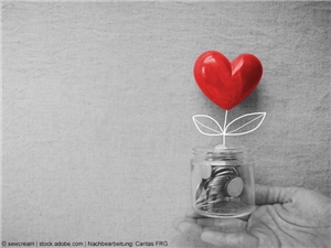 Bildmontage: Hand hält mit Münzen gefülltes offenes Schraubglas. Darüber glännzendes Herz. Gemalter weißer Blumenstiel. Sonst in Graustufen. (c) sewcream | stock.adobe.com | Nachbearbeitet Caritas FRG