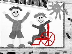 Bunte Kinder-Strichzeichnung. Ein Kind ohne Handicap und ein "Rolli"-Kind freuen sich, darüber lacht die Sonne. In Graustufen, roter Rollstuhl. © czarny.bez|stock.adobe.com|bearb.Caritas FRG 