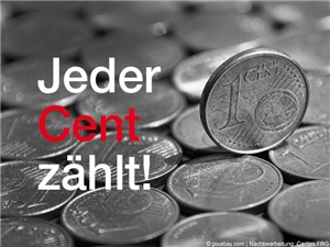 Detailfotografie: Centmünzen ausgelegt. Close Up. Eine Euromünze aufgestellt. Links: Schrift"Jeder-Cent-zählt!", in Graustufen, "Cent" in Rot hervorgehoben.(c) www.pixabay.com | Nachberab. Caritas FRG