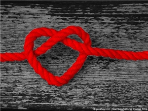 Fotokollage: Rotes Seil bildet ein Herz. Hintergrund in Graustufen. Bild im Textbereich "Verbandsphilosophie". (c) pixabay.com | Nachberabeitet: Caritas FRG.