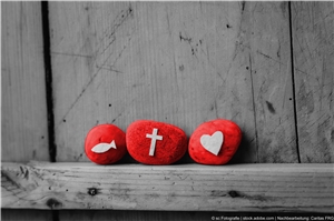 Fotokollage zu Gemeindecaritas: Rotgefärbte Steine auf Holztürleiste zeigen v.li. ein Fisch, Kreuz und Herz-Symbol. In Graustufen. (c) sc Fotografie | stock.adobe.com | Nachbearbeitung Caritas FRG.