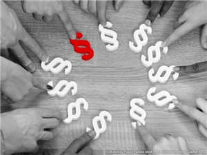 Fotokollage zu "Verbandssatzung": Hände am Tisch zeigen auf weiße im Rund gelegte Pragraphzeichen mit dem Finger, s/w, ein Pragraph ist rot. (c) Andrey Popov|stock.adobe.com|Nachbearb: Caritas FRG.