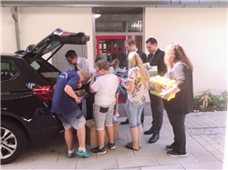 Bgm. Pollak, Landrat Gruber und MdB Erndl brachten einen Kofferraum mit neuen Spielen im Wert von rund 1.000 €! Bgm. Pollak, Landrat Gruber und MdB Erndl brachten einen Kofferraum mit neuen Spielen im Wert von rund 1.000 €!