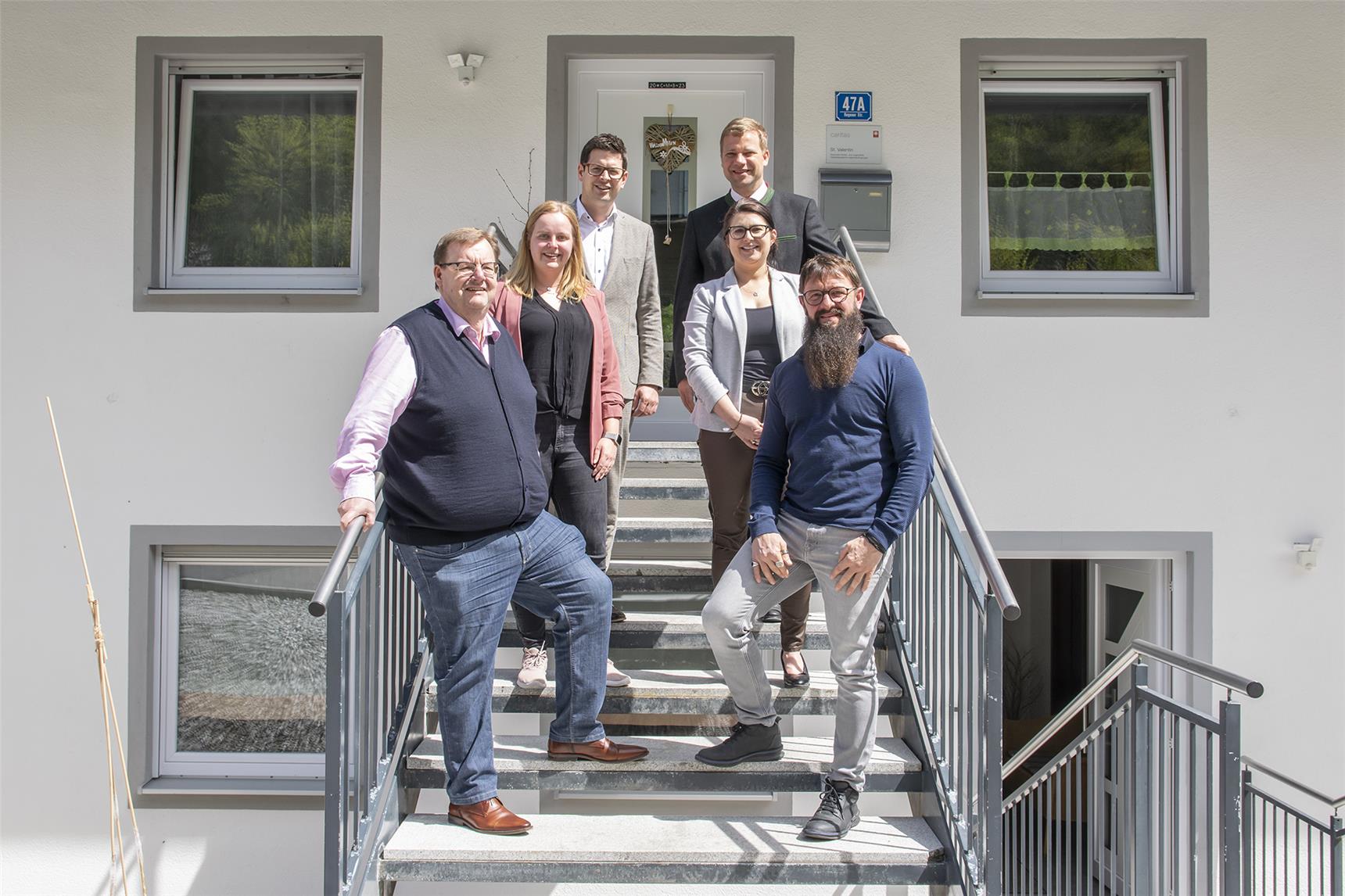 Josef Bauer (Caritas), Maria Petzi (Caritas) , Bgm. Martin Pichler, Bezirkstagspräsident Dr.  Olaf Heinrich, Alexandra Aulinger-Lorenz (Caritas) und Wolfgang Gaßler (Caritas). 
