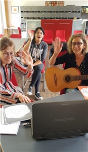 Lena Kern (Heilpäd. Förderlehrerin), Manuela Bauer (Individualbetreuerin) und Monika Gutsmiedl an der Gitarre (Erzieherin)
