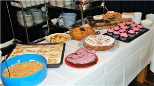 Nach dem bunten Programm wurden die  Gäste mit süßen Köstlichkeiten , gebacken von den Mitarbeitern, verwöhnt.