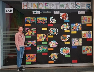 Barbara Schell und die Schülerarbeiten der aktuellen Hundertwasser Ausstellung © cmg|Caritas FRG.