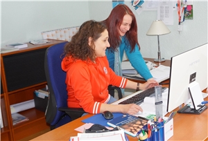 Die beiden Selbstsicherheits-Coaches: Dipl. Soz. Päd. Heidi Haidn (li., PSB) und Dipl.-Päd. Sonja Kiblböck (SPDI).(c) Caritasverband FRG | Claudia Maria Grimsmann Die beiden Selbstsicherheits-Coaches: Dipl. Soz. Päd. Heidi Haidn (li., PSB) und Dipl.-Päd. Sonja Kiblböck (SPDI).(c) Caritasverband FRG | Claudia Maria Grimsmann