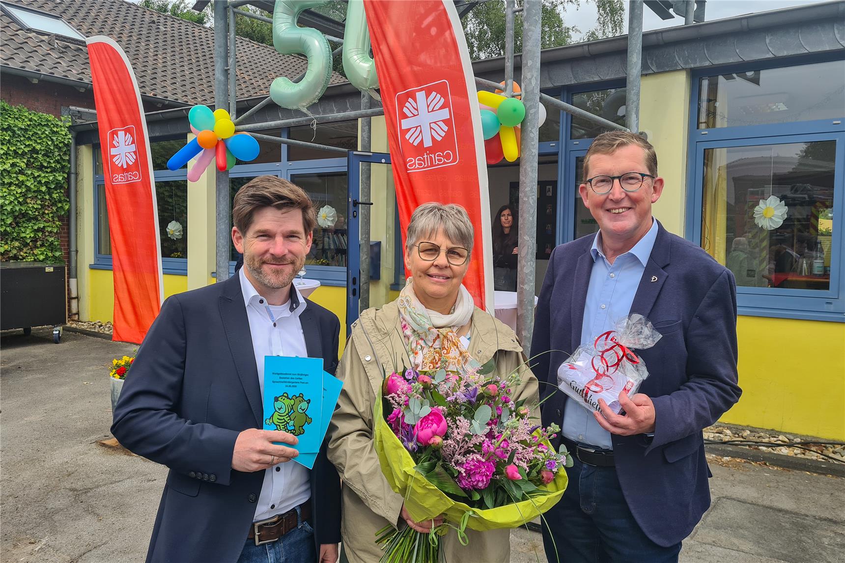 Gerrit Hermans, Cäcilia Horlemann und Karl Döring vor dem Sprachheilkindergarten Pont