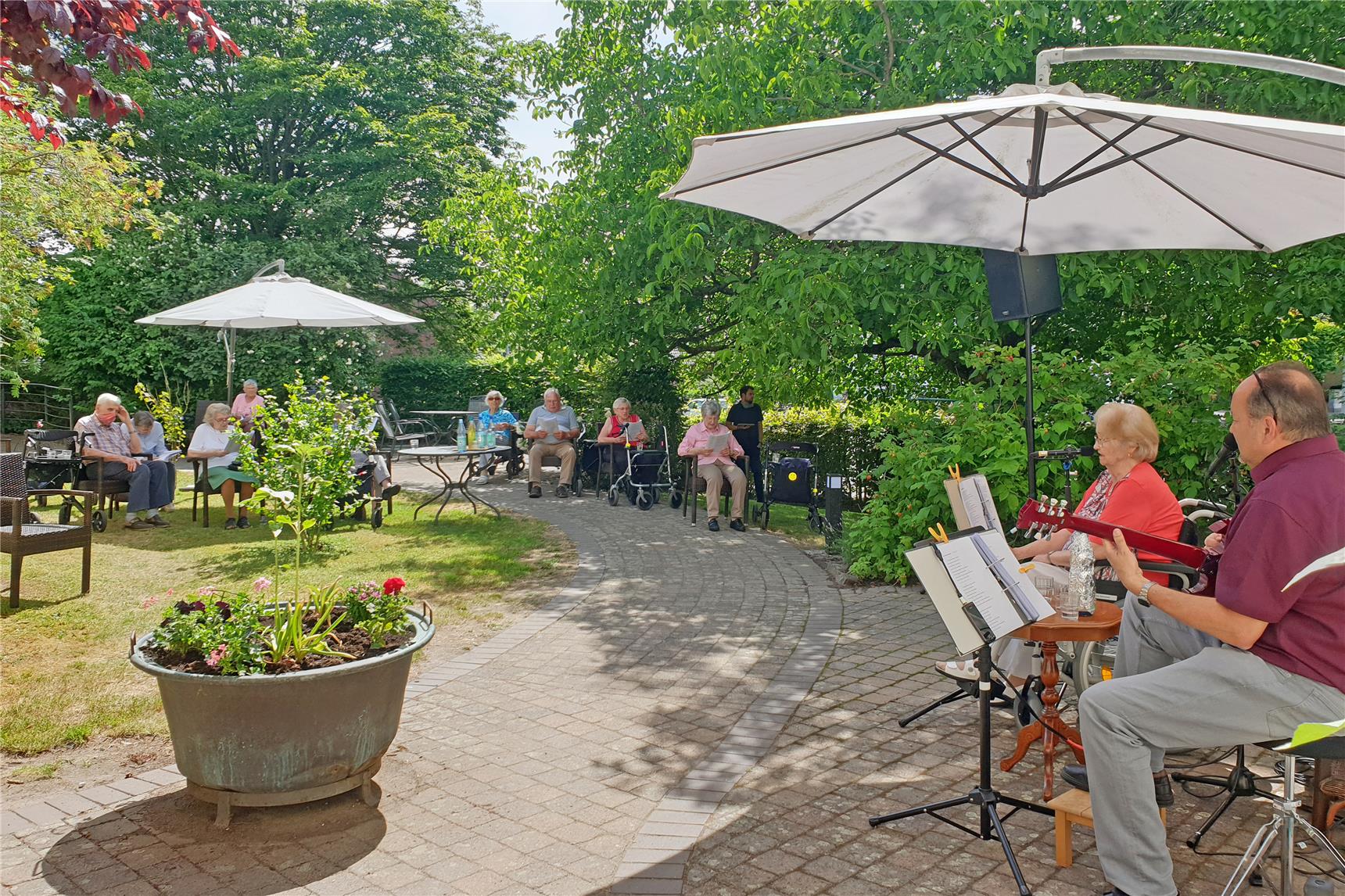 Spontanes Sommergartenkonzert im Gerebernus-Haus