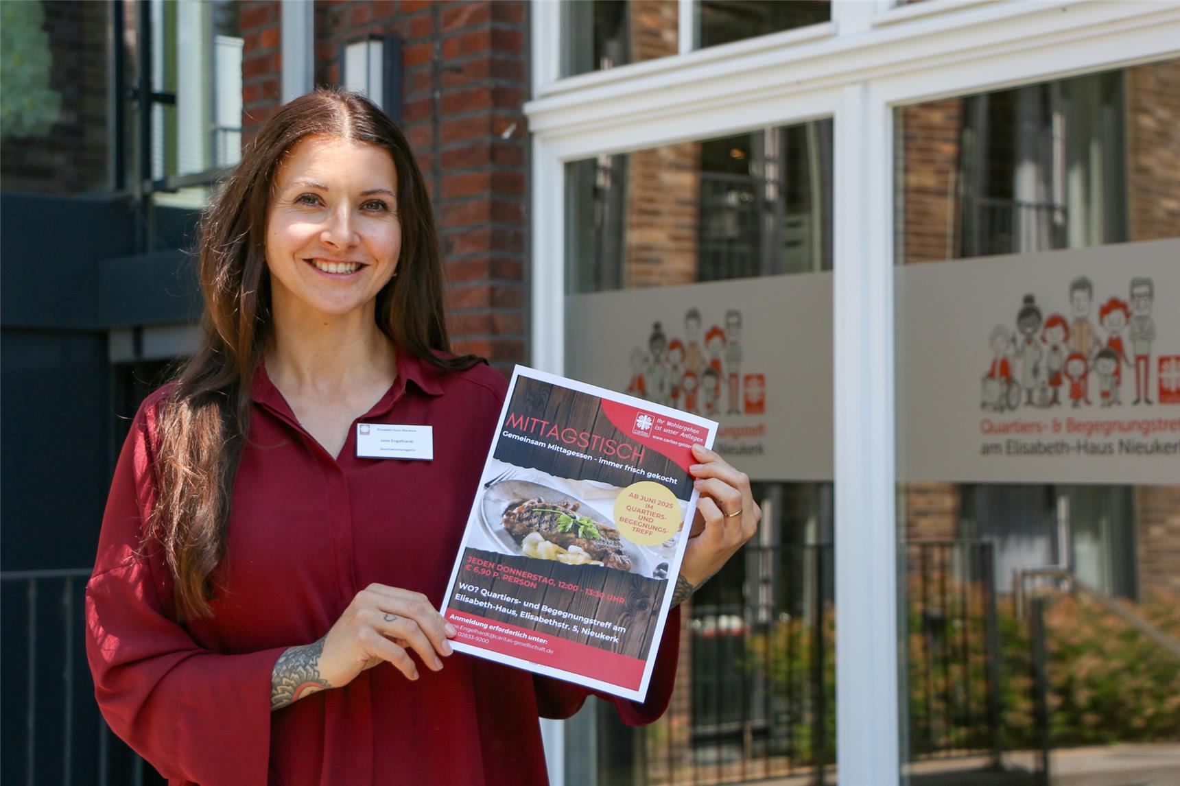 Jane Engelhardt mit dem Plakat zum neuen Mittagstisch in Nieukerk