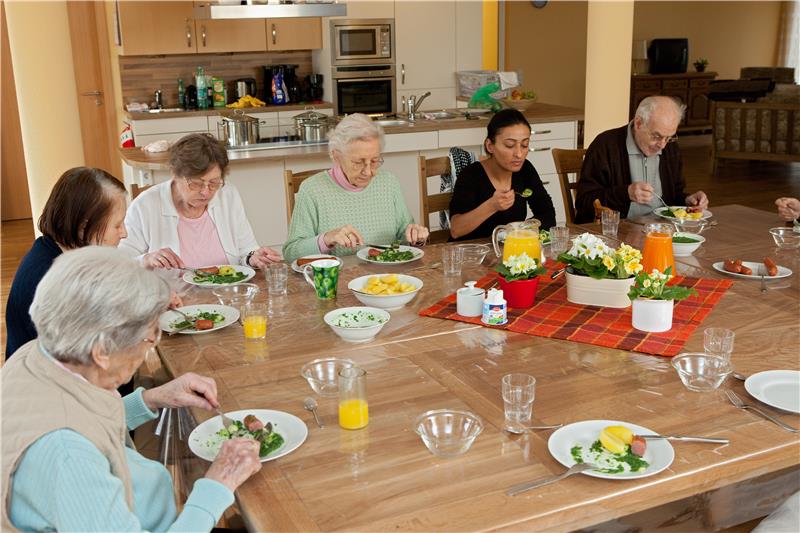 In den Wohngemeinschaften kochen und essen die Senioren gemeinsam.
