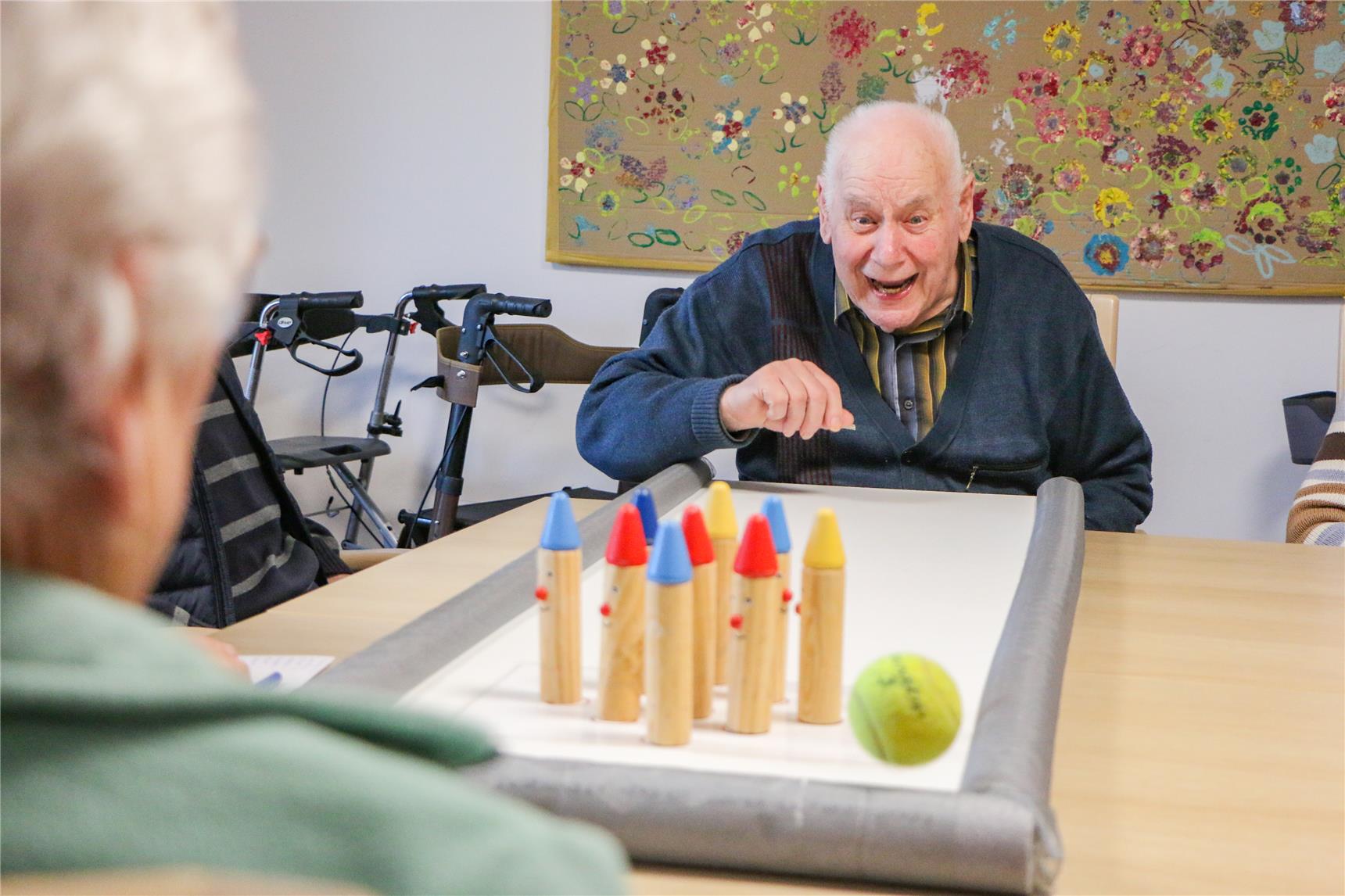 Senior beim Tischkegeln