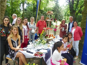 06_2017 Kleiderstube Bürgerbrunch Mitarbeiter der Kleiderstube zusammen mit Oberbürgermeister Baranowksi um einen Tisch