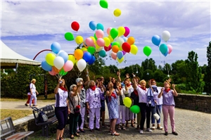 Heliumballons und Menschengruppe in einem Park