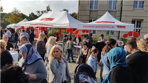 2017_09 Sardellenfest Caritas Infopavillon der Caritas im Außenbereich des Wissenschaftsparks