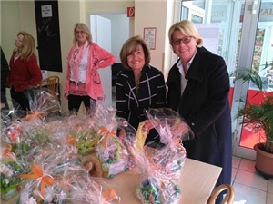2018_03 Soroptimisten Ostern Ostergeschenke auf einem Tisch, dahinter zwei lächelnde Frauen