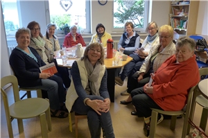 2018_05 Kleiderstube kfd Frauen sitzen um einen Tisch