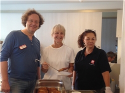 2018_08 St. Anna Menschen halten einen Teller mit Essen in die Kamera
