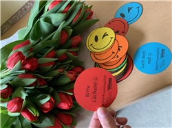 2019_03 Weltfrauentag NeSt Notizen und Smileys sowie Tulpen