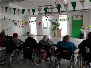 2019_05 Kinderfest Liebfrauenstift Betagte Menschen von hinten schauen auf eine provisorische Bühne