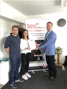 2019_06 Urkunde U25 Engagement des Monats Drei Menschen mit einer Urkunde