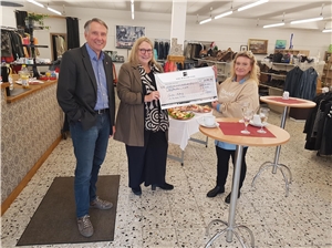 2019_09_Spendenübergabe inpetto 2 Diözesan-Caritasdirektorin Sabine Depew überreicht den Scheck an den Direktor des Caritasverband für die Stadt Gelsenkirchen Peter Spannenkrebs und die Marktleiterin Cordula Zdziarstek.