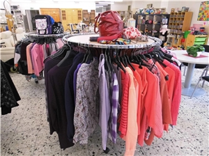 2019_09_Spendenübergabe inpetto 2 Ein Kleiderständer mit farblich sortierten Kleidungsstücken im Sozialkaufhaus inpetto 2.