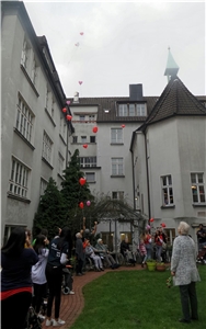 Bewohner der Senioreneinrichtung Liebfrauenstift und Azubis der Deutschen Bank lassen Luftballons steigen