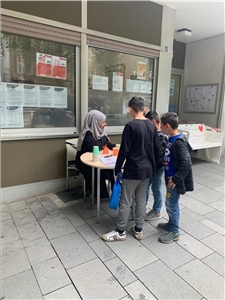 Jeden Donnerstag findet ab 13 Uhr vor dem Stadtteilladen NeST an der Bochumer Straße 11 ein kleiner Kreativkurs mit einem Spielestand statt