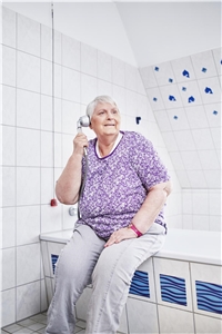 Telefonieren Telefonieren mit Duschkopf an Badewanne